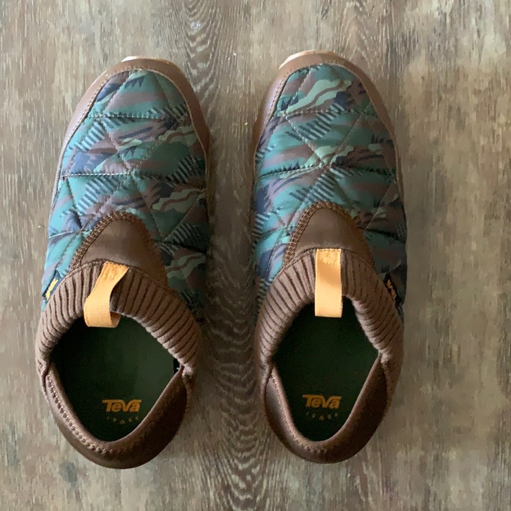 Men’s Cotopaxi Teva shoes size 10